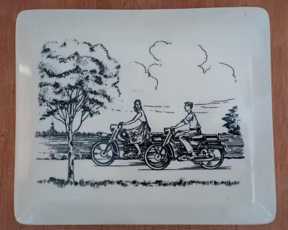 Sigarettendoosje met reclame voor Sparta en brommers